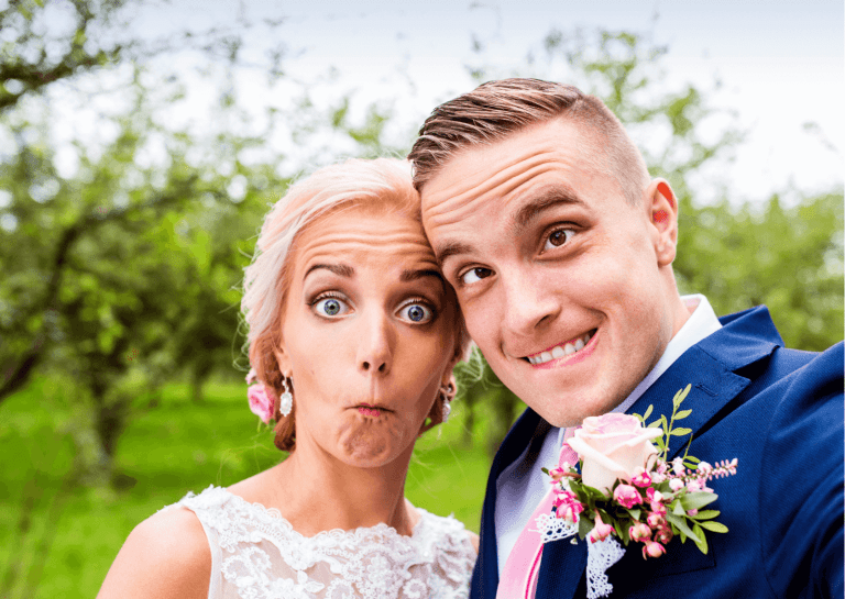 Vidám, bolondos pár selfie géppel készített fényképen