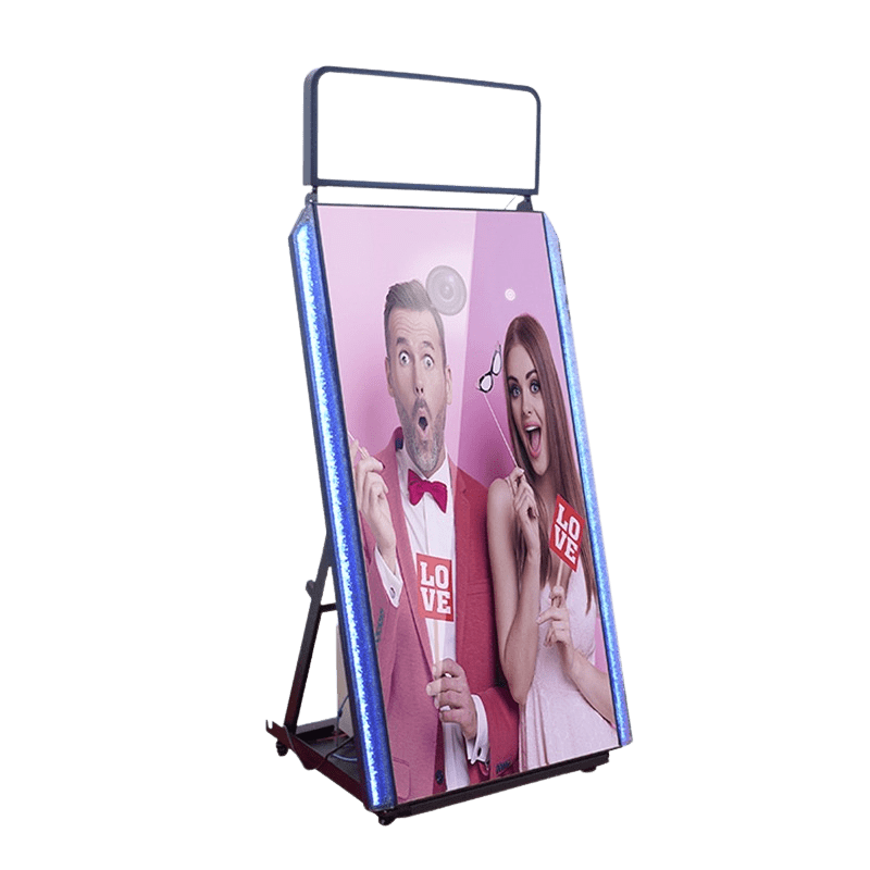 Vendégek tükör selfie géppel pózolnak, miközben a Canon kamera rögzít