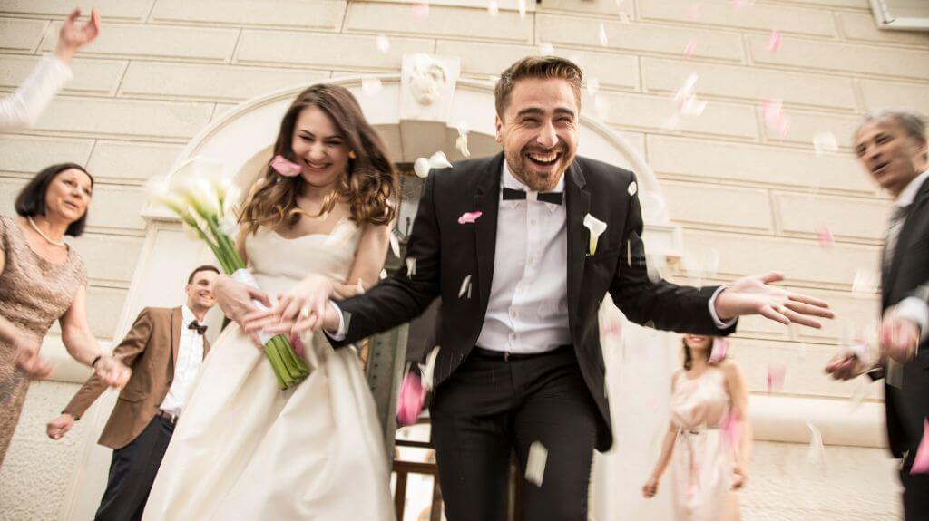 2025 legnépszerűbb esküvői bevonuló zenéi – Selfie Moments