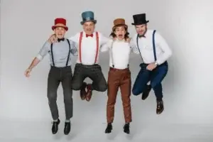 A Cilinderesek ceremóniamester csapata színes cilinderes kalapokban, esküvői hangulatban.