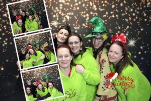 Kollégák közös karácsonyi fotója a Premium Selfie gép előtt