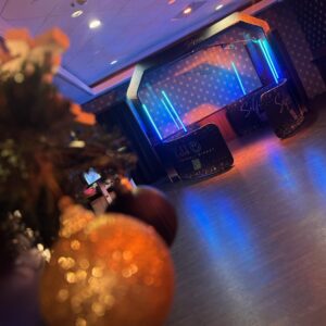 A vendégek csoportja a Sky 360 Selfie gép alatt karácsonyi díszben