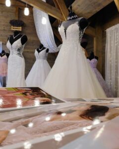Menyasszonyi ruhák bemutatása a Winona Couture standján az Inárcsi Levendulás nyílt napján.