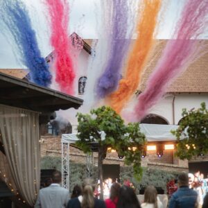 Születésnapi torta és tűzijáték az Inárcsi Levendulás esküvői nyílt napján, ünnepi hangulatban.