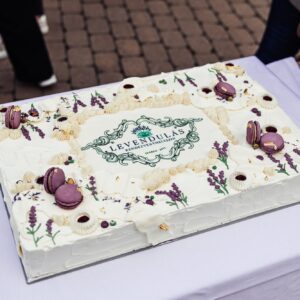 Születésnapi torta és tűzijáték az Inárcsi Levendulás esküvői nyílt napján, ünnepi hangulatban.