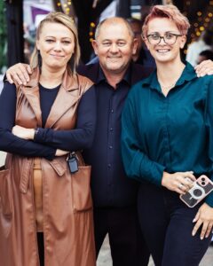 Az Inárcsi Levendulás esküvői helyszín csapata a nyílt napon, vendégek és szolgáltatók körében, örömteli hangulatban.