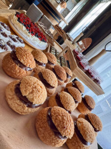 Esküvői desszertasztal az Egy Csipet Torta kézműves süteményeivel és tortáival az Inárcsi Levendulás nyílt napján, a Selfie Moments standja mellett.