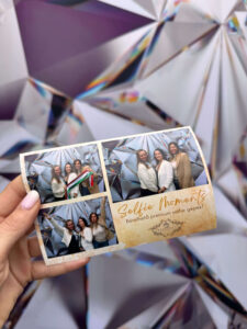 Esküvői szertartásvezetők közös fotója a Selfie Moments prémium selfie gépével, kinyomtatott képen az Inárcsi Levendulás nyílt napján.