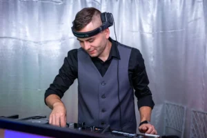 DJ Olli – profi esküvői és rendezvény DJ modern hang- és fénytechnikával