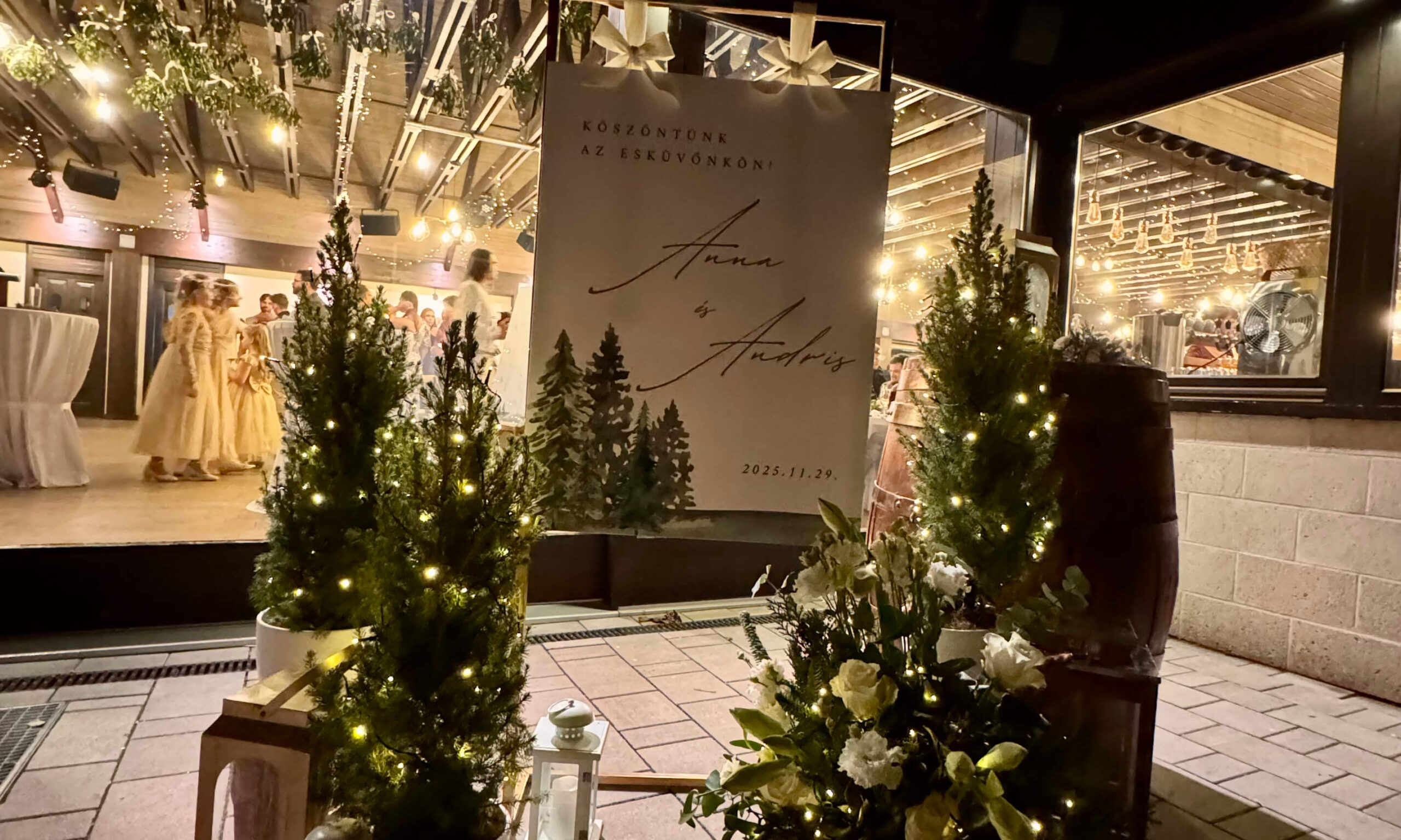 Karácsonyi esküvő ünnepi fényekkel