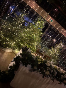 Meghitt karácsonyi esküvői hangulat meleg fényekkel és ünnepi dekorációval.