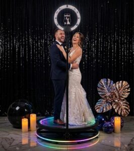 360 fokos selfie videobooth platform, amely lassított felvételű videókat készít a vendégekről.