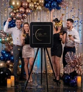 Prémium minőségű automata selfie gép professzionális stúdióvilágítással, nagy érintőkijelzővel és azonnali fotónyomtatási funkcióval egy elegáns rendezvényhelyszínen.