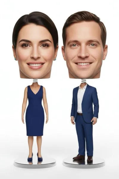 AI-generált portré egy mosolygó párról, mint túlméretezett fejű, bólogató bobblehead figurák. Műanyag hatású textúra és mókásan aránytalan testalkat jellemzi a képet.