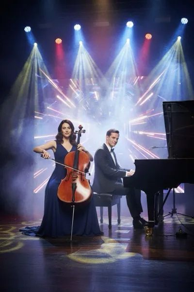 AI-generált portré egy mosolygó párról, akik fejhallgatóval a nyakukban pózolnak egy profi DJ-pult mögött. Háttérben keverőpult, DJ-kontroller és színes fények láthatók egy bulis környezetben.