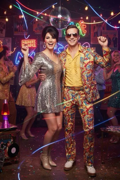 Vidám, nosztalgikus hangulatú, AI által generált selfie-gép fotókollázs, amelyen bulizó vendégek láthatók különböző retró korszakok (70-es, 80-as, 90-es évek) stílusos ruháiban és kiegészítőivel egy színes bulihelyszínen.