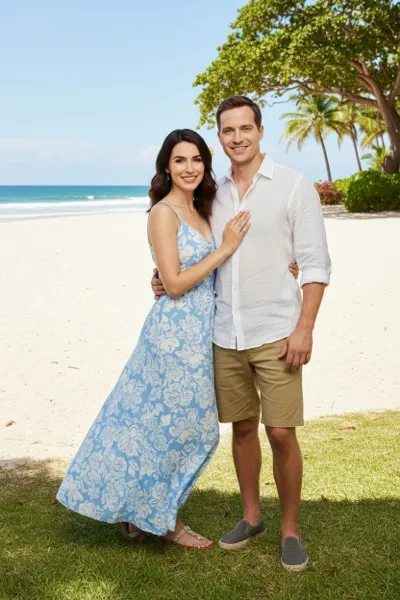 Vidám, AI-generált portré egy mosolygó párról napszemüvegben, nyári ruhában a tengerparton. Háttérben a kék tenger, pálmafák és homok látható.