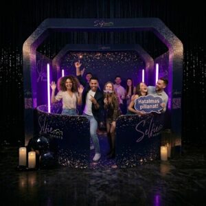 Sky 360 függesztett videó selfie gép, ahol a kamera felülről körbeforogva készít felvételt a vendégekről. A legnagyobb videós selfie gép Magyarországon.