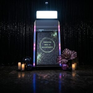 Elegáns, világító keretes Selfie Mirror (Selfie Tükör) interaktív érintőképernyővel és prémium rendezvény háttérrel.