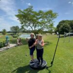 Vendégek a 360 Video Booth platformon az UGO Birtok rendezvényén