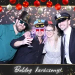 Céges karácsonyi buli vicces kellékekkel és selfie géppel