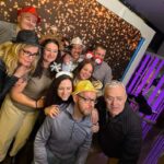 E.ON munkatársak csoportképe a Selfie Moments selfie gépe előtt céges karácsonyi rendezvényen.