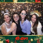 E.ON munkatársak karácsonyi kellékekkel pózolnak a selfie gép előtt.