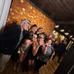 Vendégek a Premium Selfie Gép előtt a Melde Kft. rendezvényén az Inárcsi Levendulás rendezvényhelyszínen.