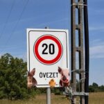 Különleges állatos tábla az UGO Birtok területén