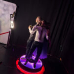 Vendégek 360 fokos videót készítenek a Selfie Moments 360 Selfie Gépével.