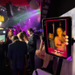 Vendégek élvezik a 360 Selfie Gép videós élményét a Wizz Air 21. születésnapi rendezvényén.
