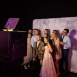 Vendégek közös fotót készítenek a Dream Booth selfie géppel a Wizz Air céges rendezvényén.
