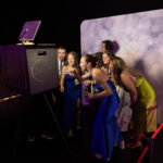 Vendégek fotózkodnak a Selfie Moments Dream Booth selfie gépével a Wizz Air rendezvényén.