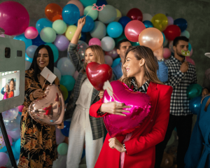 Mosolygós emberek boldogan használják a selfie gépet eseményen