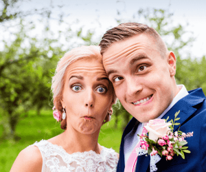 Vidám, bolondos pár selfie géppel készített fényképen