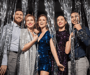 Fiatalok selfie géppel nevetve