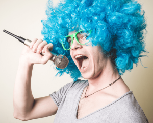 Vicces parókák, kalapok és maszkok a selfie gépekhez