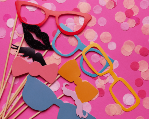 Mókás bajuszok, szemüvegek és extrém parókák a fotózáshoz