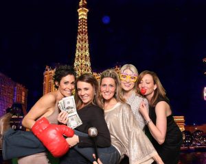 Prémium selfie gép bérlés digitális zöld háttér előtt fotózkodók számára