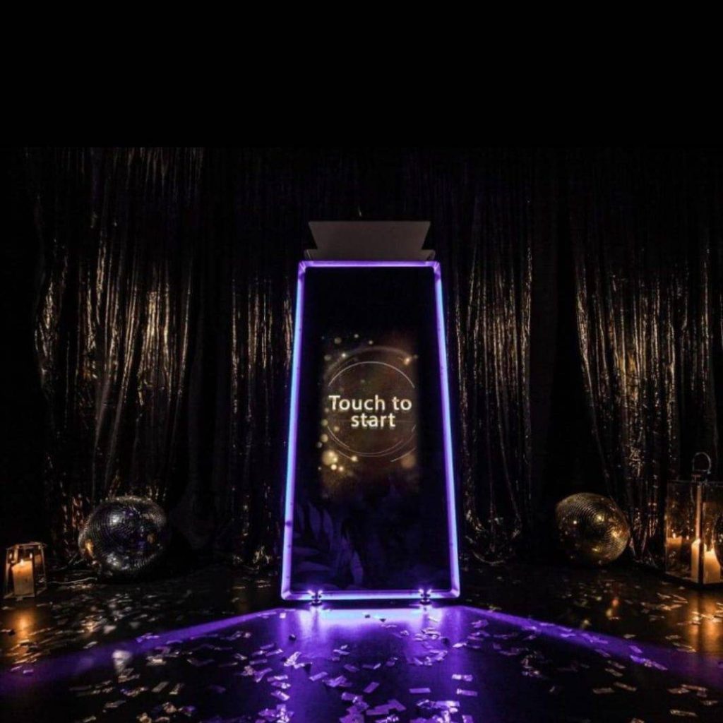 Selfie Mirror Prémium tükör selfie gép piros szőnyeggel és arany kordonnal